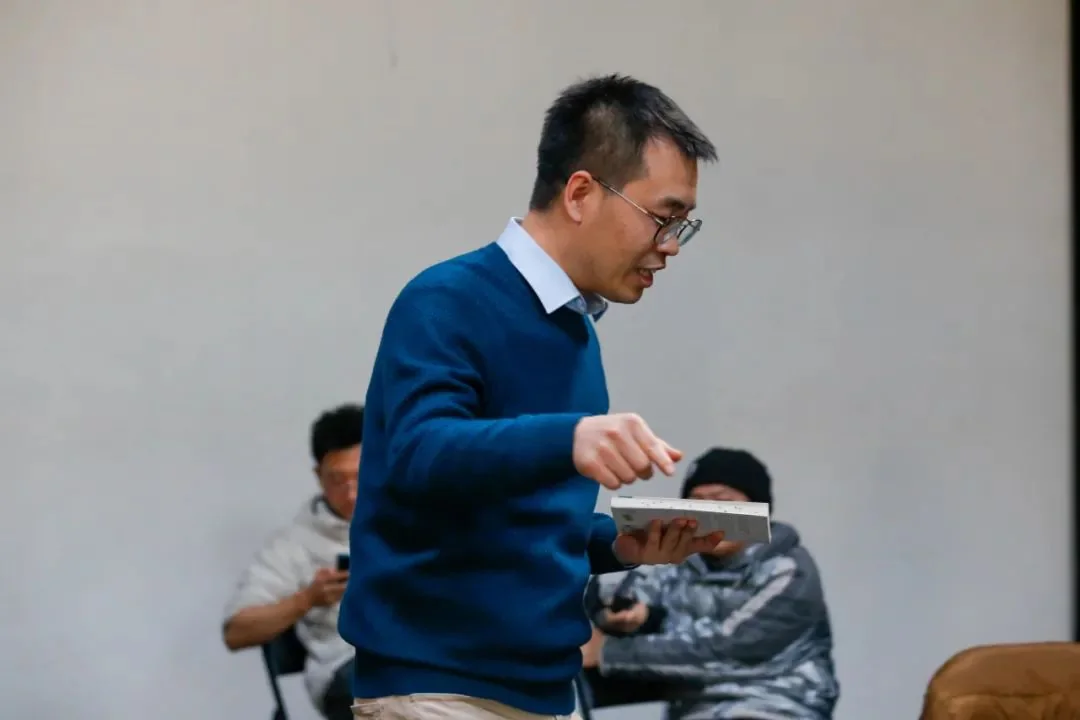 《 》 5 | , ,