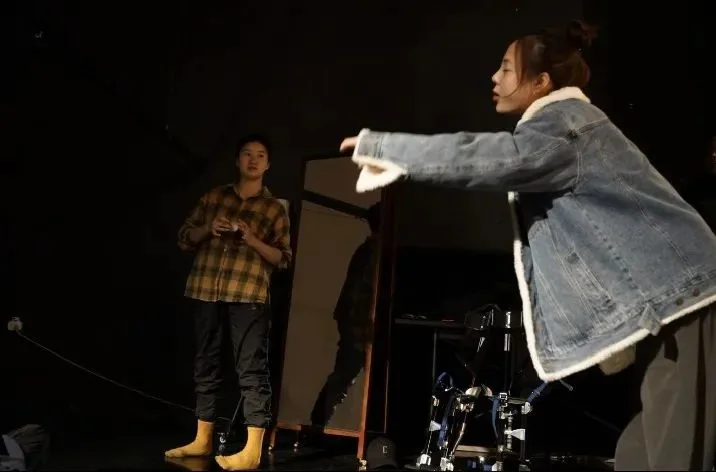 We'll talk in the back of Cocoon. - We'll record "I" with the P4. - P4 Theater