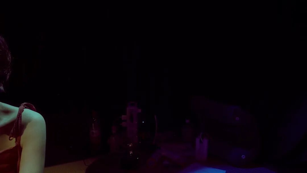 开场，暗场中的关系被摄影机接住