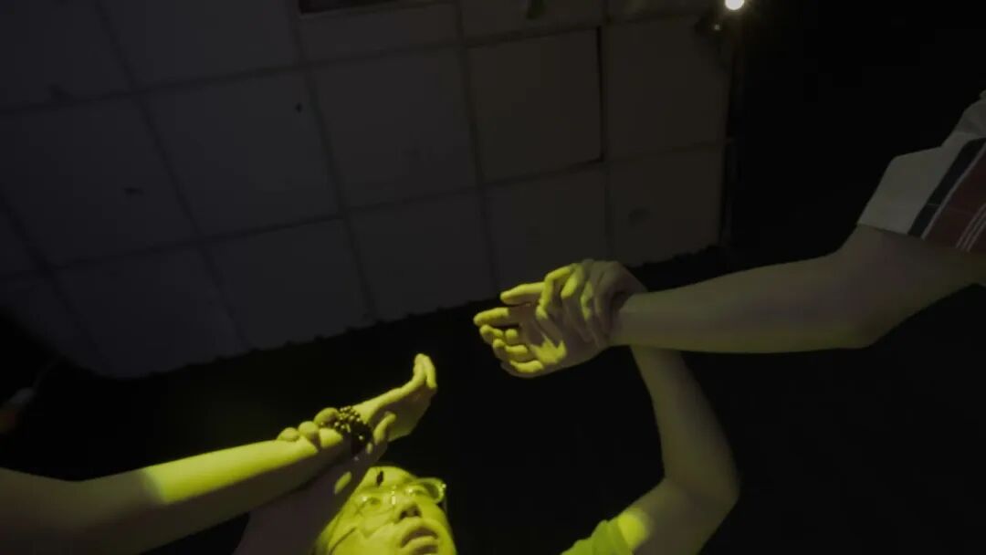 早期身体连接，手腕和手形成电路