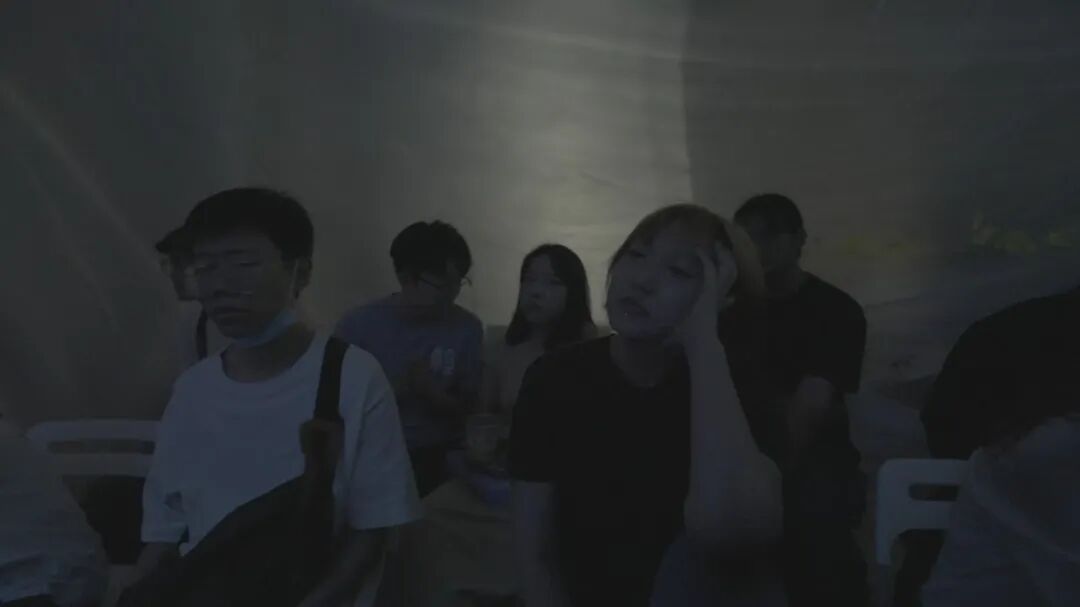 图03|演员与观众在同一位置上:他们不是拥有作品的人,而是被作品投射出世界的人。
